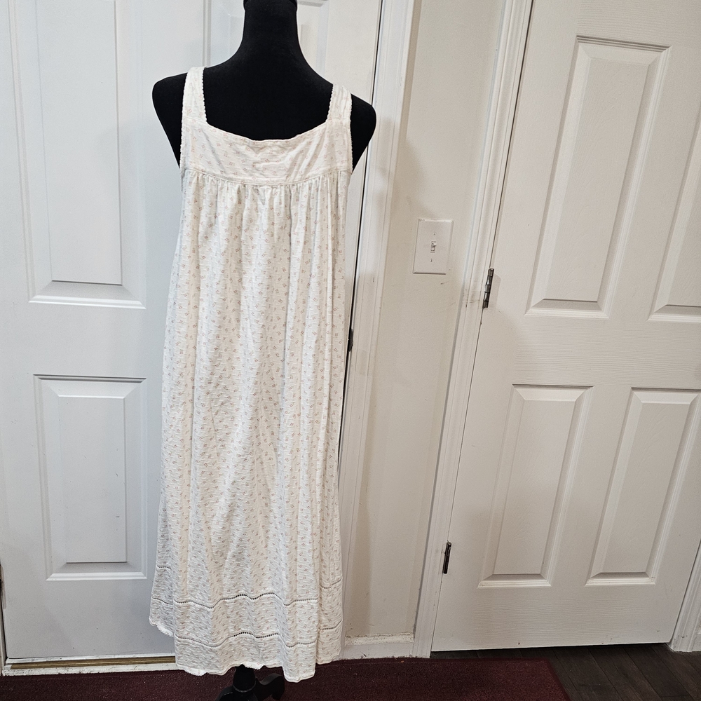 Aria White Eyelet Pointelle Floral with Floral Shaped Buttons Size Small{Bx7} - Picture 7 of 14